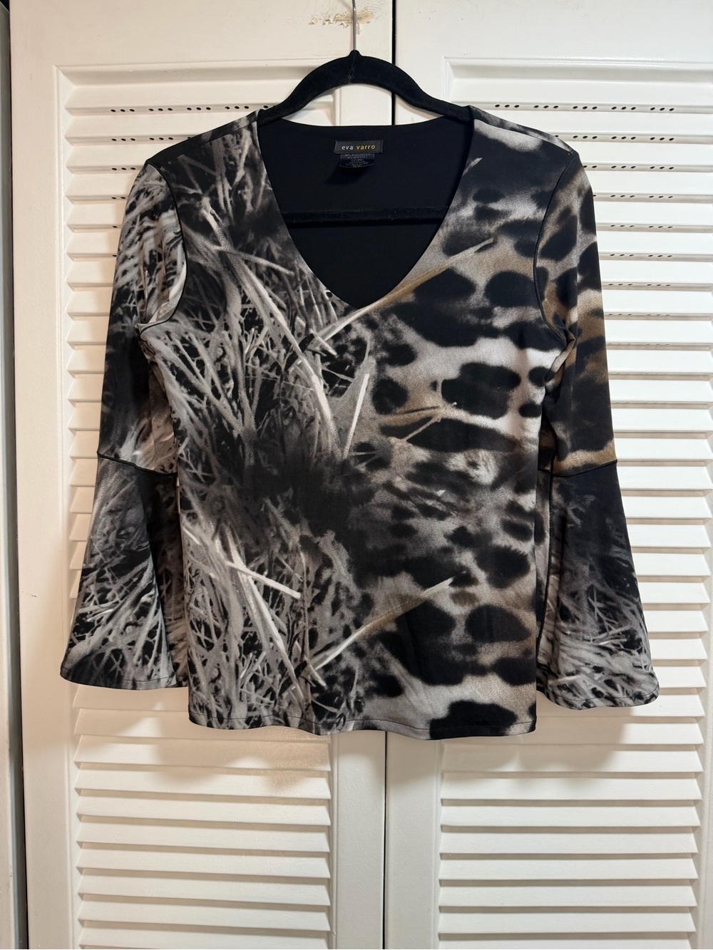 eva varro Black, Gray & Tan V-Neck Printed Long Sleeve Top